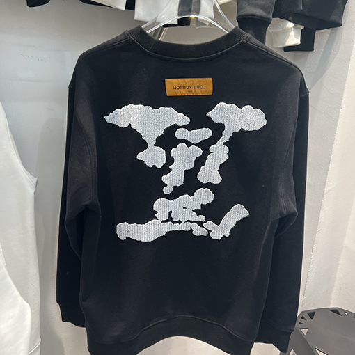 ルイヴィトン 刺繍が施された切り抜きデザインのパーソナライズドスウェット