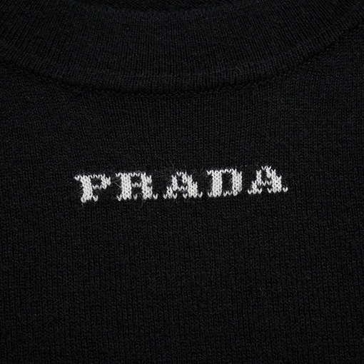 プラダ 小さなアルファベットのクルーネックセーター