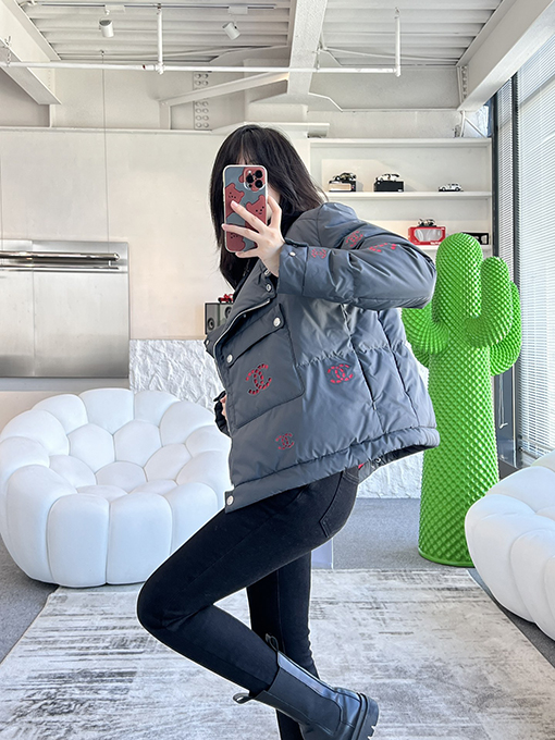 シャネルスーパーコピー スタンドカラー斜めジッパーポケットダウンジャケット
