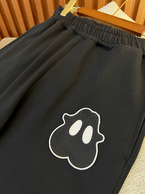 バーバリー モンスター刺繍柄コットンパンツ