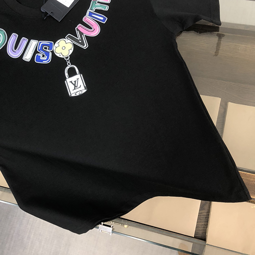 ルイヴィトン コットン生地のスタイリッシュな半袖Tシャツ