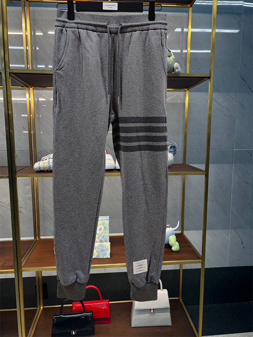 トムブラウンスーパーコピー バックウエストのロゴ入りパンツ