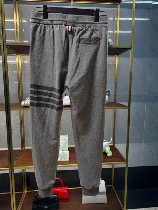 トムブラウンスーパーコピー バックウエストのロゴ入りパンツ