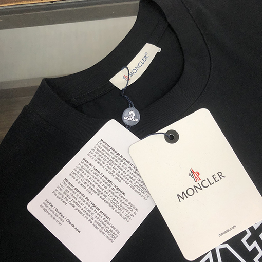 モンクレール 特徴的なアルファベットプリント半袖Tシャツ