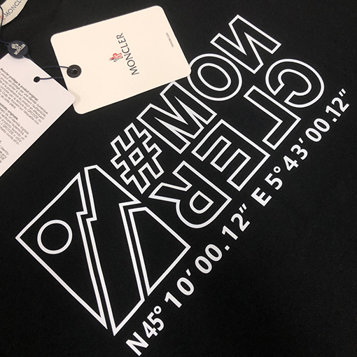 モンクレール 特徴的なアルファベットプリント半袖Tシャツ