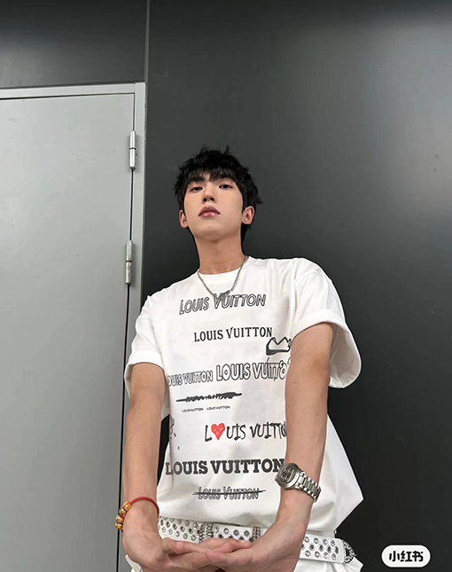 ルイヴィトン アイハートレターロゴ 半袖Tシャツ
