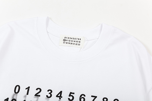 マルタンマルジェラ  グラデーションアルファベットロゴ男女兼用半袖tシャツ