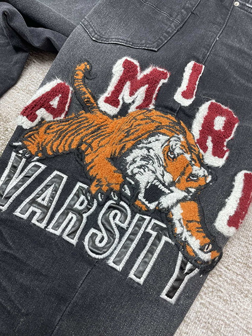 アミリ  パンツの裾の文字刺繍ストレートニットジーンズ