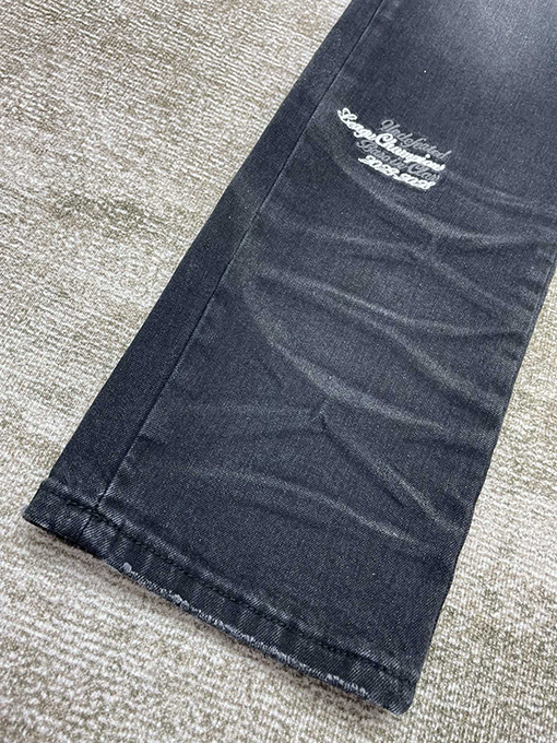 アミリ  パンツの裾の文字刺繍ストレートニットジーンズ