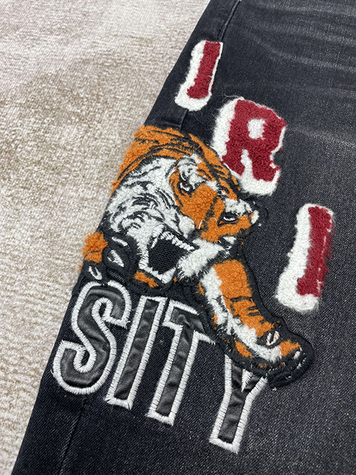 アミリ  パンツの裾の文字刺繍ストレートニットジーンズ