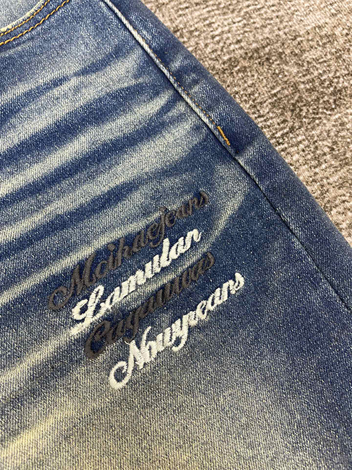 アミリ  パンツの裾の文字刺繍ストレートニットジーンズ