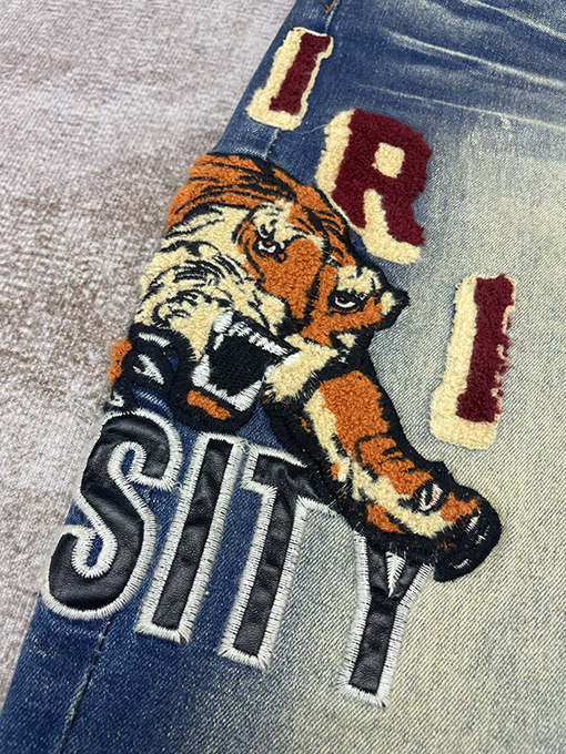アミリ  パンツの裾の文字刺繍ストレートニットジーンズ
