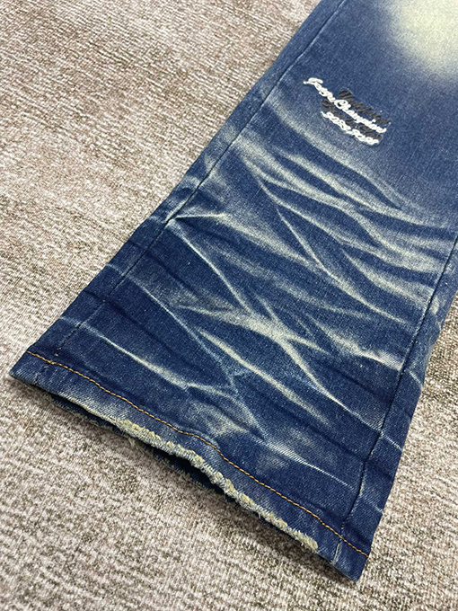 アミリ  パンツの裾の文字刺繍ストレートニットジーンズ