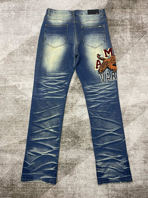 アミリ  パンツの裾の文字刺繍ストレートニットジーンズ