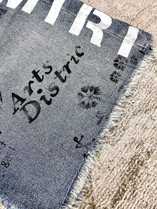 アミリ  落書き文字プリントデニムショーツ