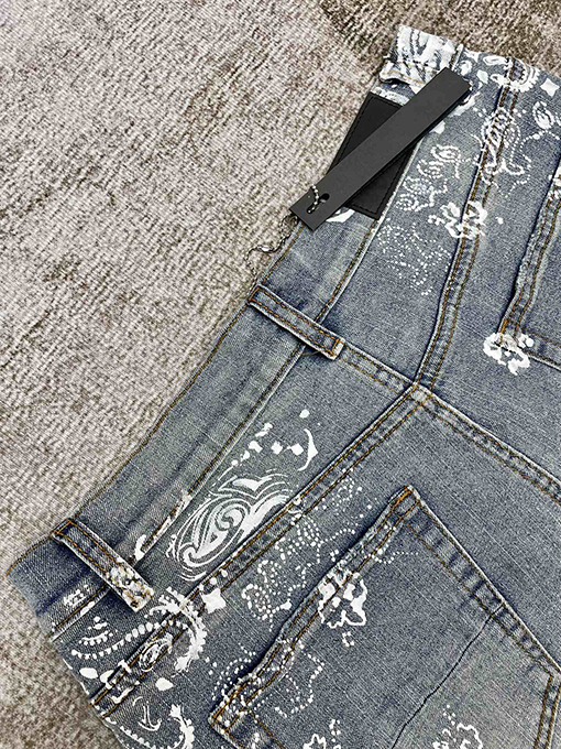 アミリ  ウォッシュ古いカシュープリントジーンズ