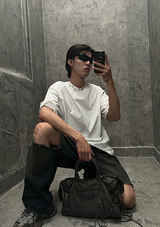 バレンシアガネックライン メタル レタリング 半袖Tシャツ