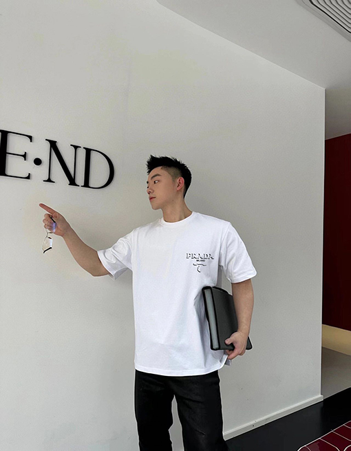 プラダ立体ロゴ半袖Tシャツ