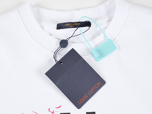 ルイヴィトンのドラゴンプリント半袖Tシャツ