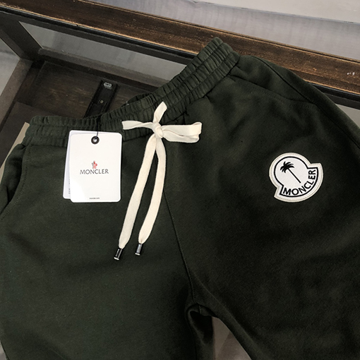 モンクレール ショートパンツ バッジ ロゴ