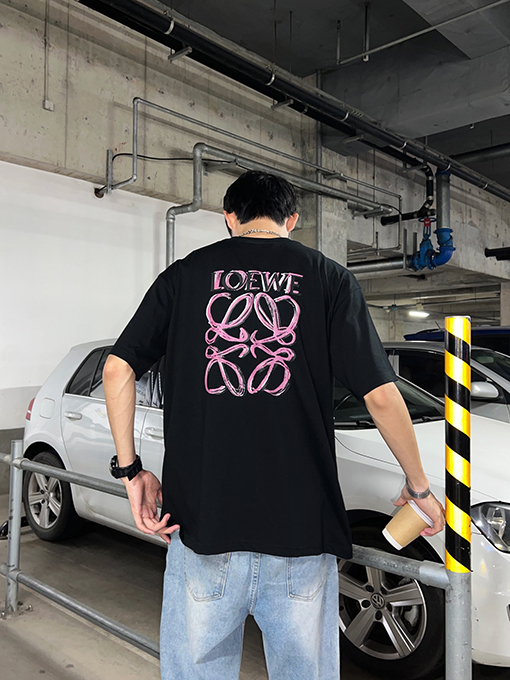 ロエベ 24春夏の不規則な刺繍Tシャツ