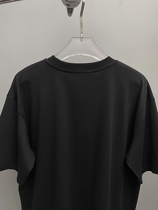 ロエベ 24春夏の不規則な刺繍Tシャツ