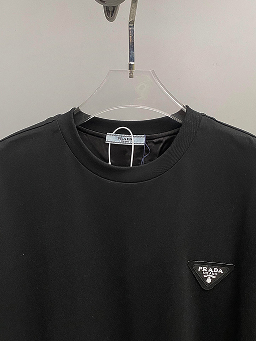 プラダ シルクトライアングルロゴデコレーションTシャツ