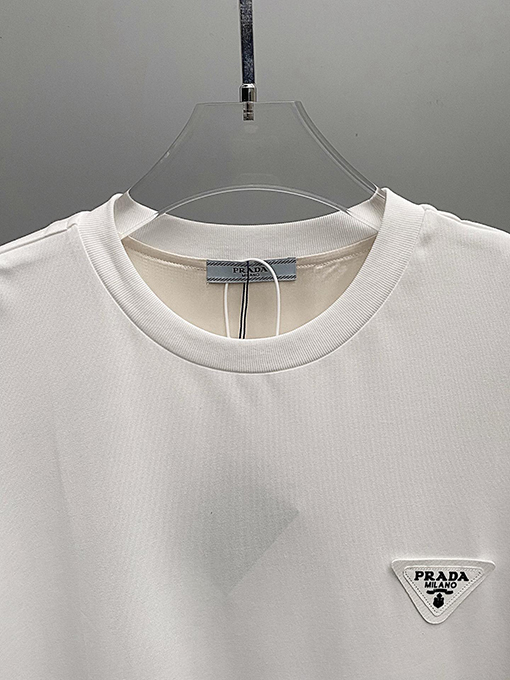 プラダ シルクトライアングルロゴデコレーションTシャツ