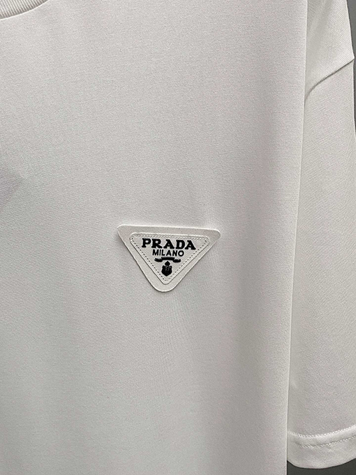 プラダ シルクトライアングルロゴデコレーションTシャツ