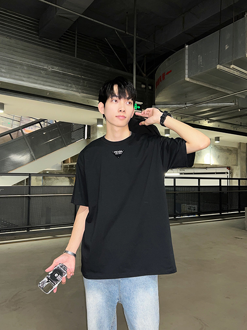 プラダ トライアングルファブリックデコレーションクルーネックTシャツ