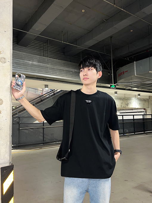 プラダ トライアングルファブリックデコレーションクルーネックTシャツ