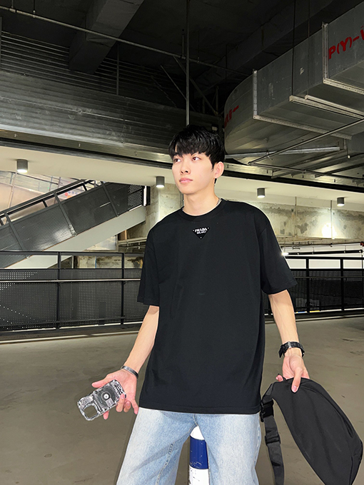 プラダ トライアングルファブリックデコレーションクルーネックTシャツ