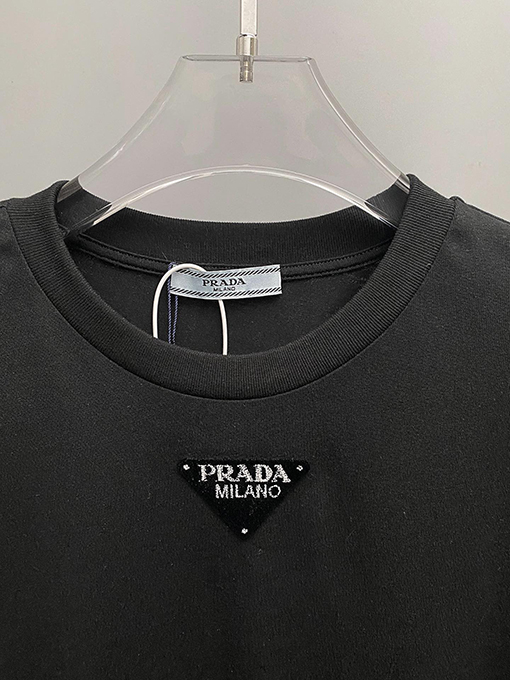プラダ トライアングルファブリックデコレーションクルーネックTシャツ