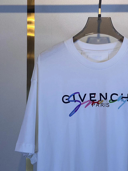 ジバンシィクラシックな立体文字の虹色プリント刺繍Tシャツ