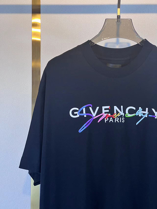 ジバンシィクラシックな立体文字の虹色プリント刺繍Tシャツ