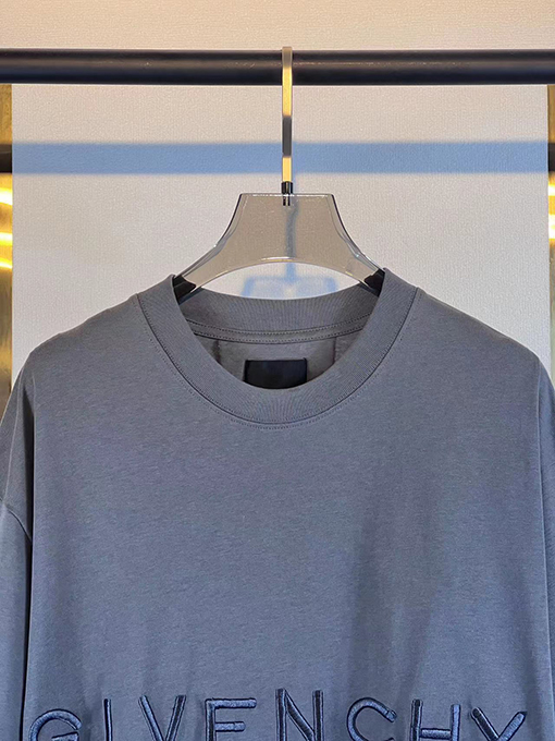 ジバンシィ立体文字刺繍Tシャツ