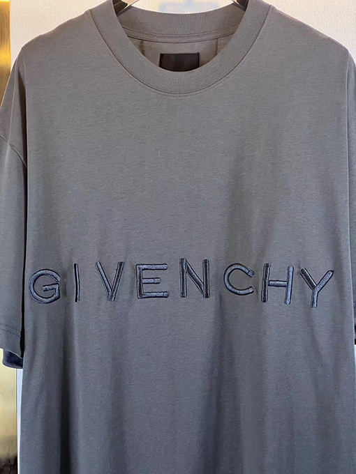 ジバンシィ立体文字刺繍Tシャツ