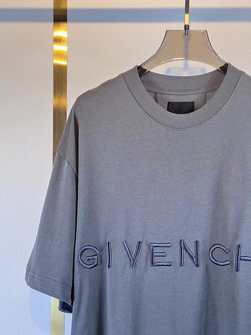 ジバンシィ立体文字刺繍Tシャツ