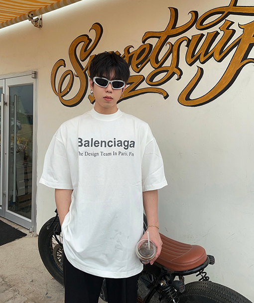 バレンシアガ 文字入り半袖Tシャツ
