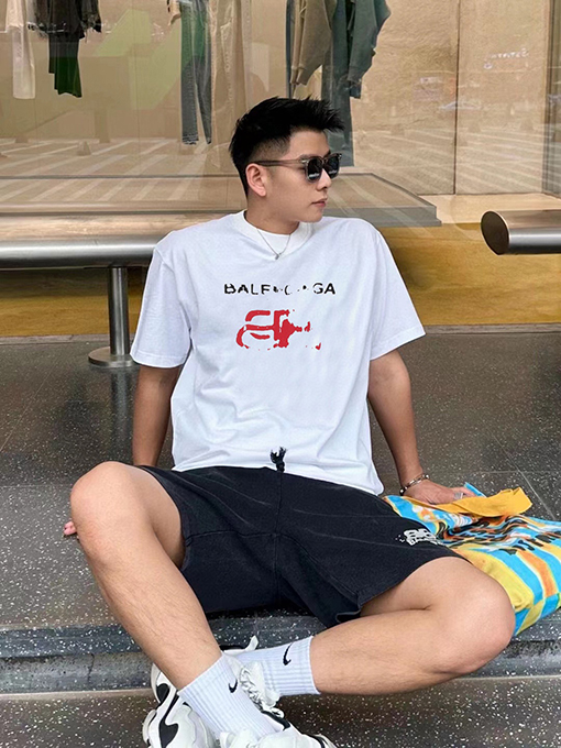 バレンシアガ 壊れたロック文字ロゴ半袖Tシャツ