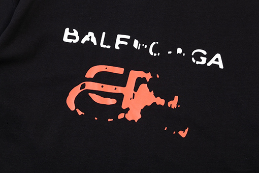 バレンシアガ 壊れたロック文字ロゴ半袖Tシャツ