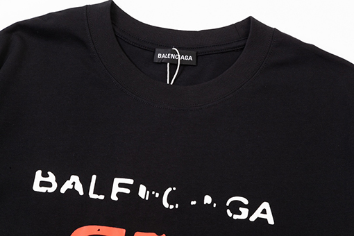 バレンシアガ 壊れたロック文字ロゴ半袖Tシャツ