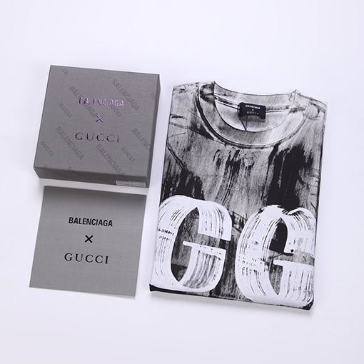 Gucci x Balenciaga コラボ胸に大きなロゴ手描きプリントTシャツ