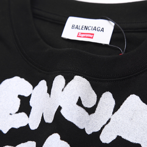 Balenciaga × Supreme グラフィティエンボス半袖tシャツ