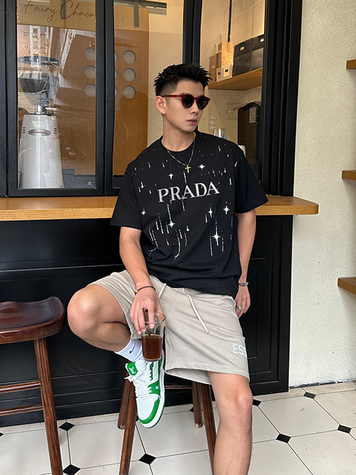 プラダ スパンコールロゴ半袖Tシャツ