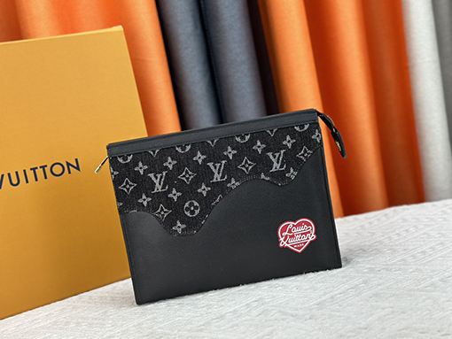 ルイヴィトン ピーチハートブラックPOCHETTE VOYAGEミディアムクラッチバッグ M61692