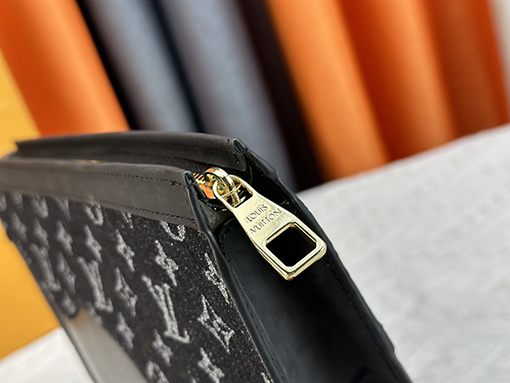 ルイヴィトン ピーチハートブラックPOCHETTE VOYAGEミディアムクラッチバッグ M61692