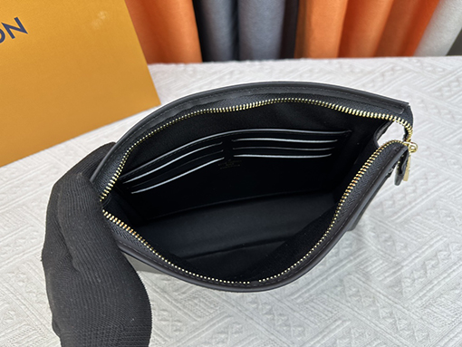 ルイヴィトン  ピーチハートブラックPOCHETTE VOYAGEミディアムクラッチバッグ M61692