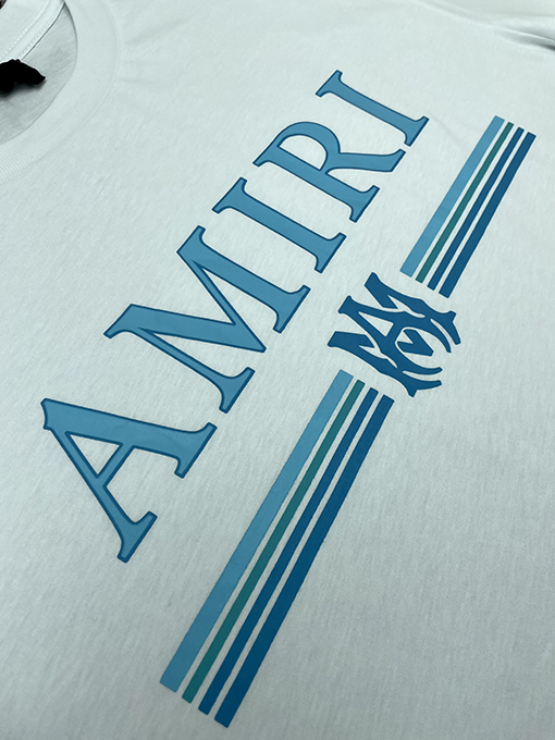 アミリ フロントとリアのアルファベットロゴプリント厚手プリント半袖Tシャツ