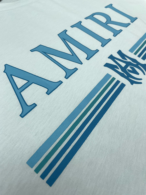 アミリ フロントとリアのアルファベットロゴプリント厚手プリント半袖Tシャツ